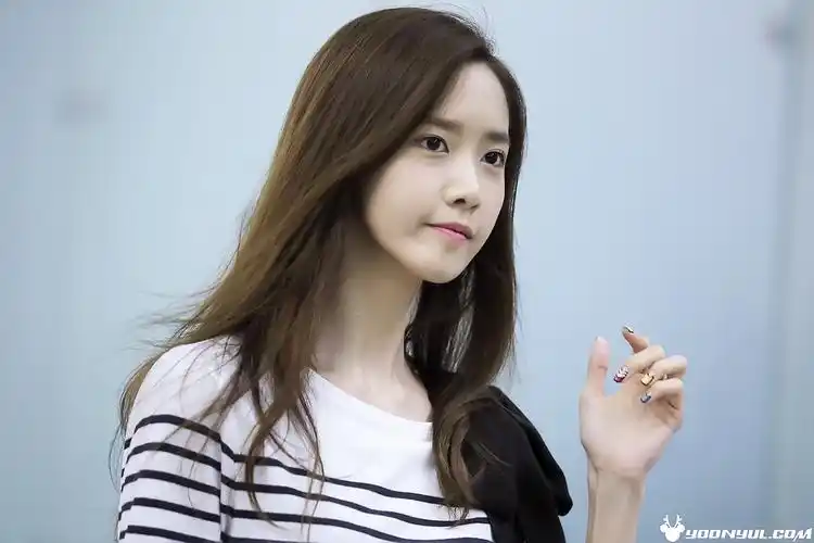 1990年5月30日出生于首尔,韩国女歌手,演员,女子演唱团体少女时代成员