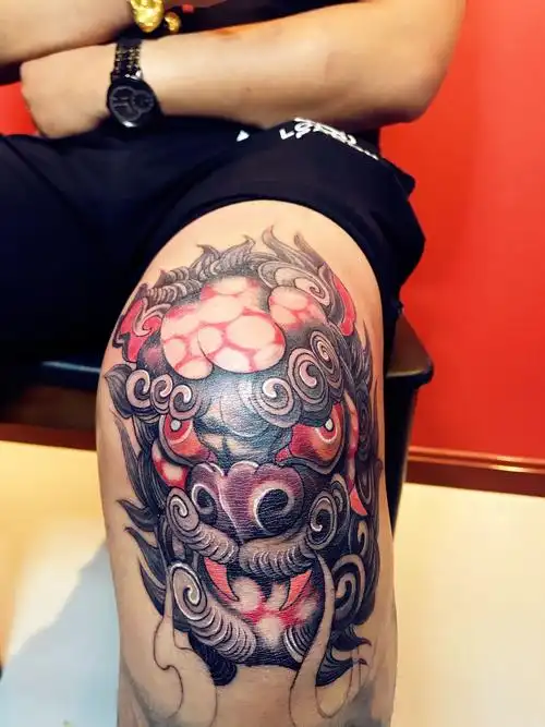 大腿非常有威严的彩色麒麟纹身图案