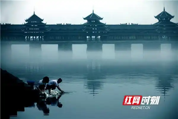 怀化报道 如今,行走在芷江,抬头便是湛蓝的天空,低头可见清澈的河水