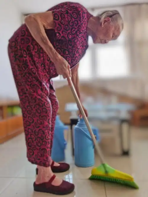 每天早晨,洗漱完毕后,就会习惯性拿着苕帚扫地.