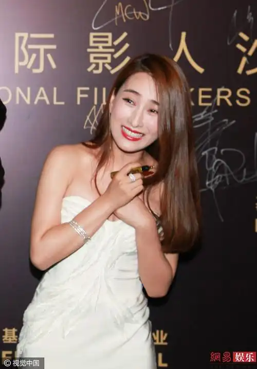 马苏白裙妩媚露背穿爆乳装获专人打理裙摆