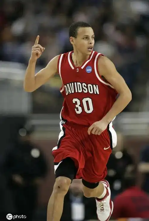 随着库里在大学的疯狂表现,2009年库里宣布参加nba选秀.