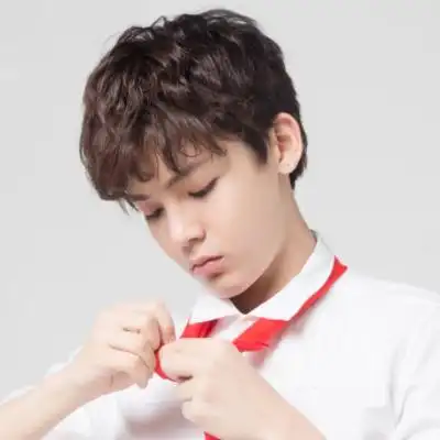 小鲜肉侯明昊小学生头像造型帅气