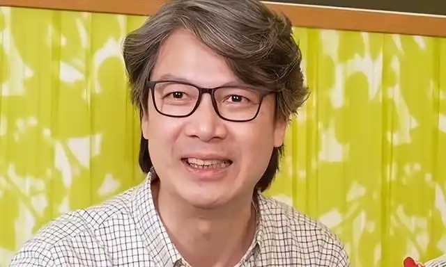 香港知名男星梁荣忠满头白发出镜!不愿将头发染黑,想优雅的老去