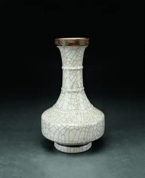 520清雍正仿宋哥窑瓶