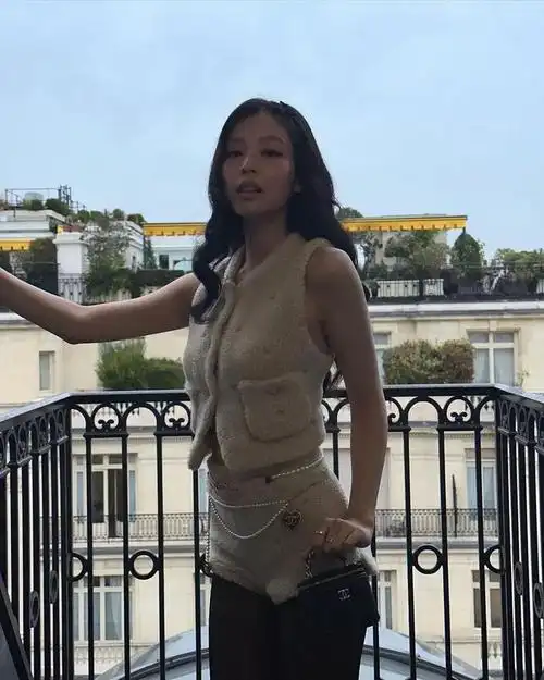 jennie恋爱了香奈儿大秀黑丝造型生图放送