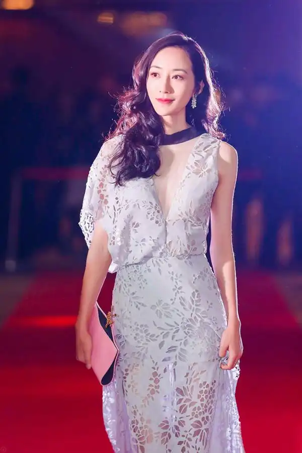 韩雪蕾丝礼服仙气十足镂空设计性感又不太性感