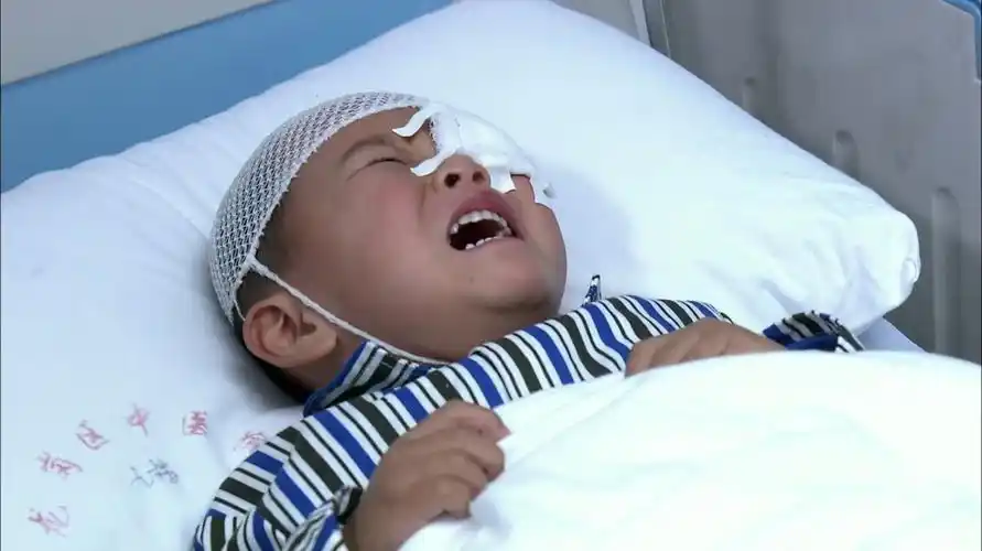 小男孩眼睛越来越红,眼球也开始膨大,越来越严重了