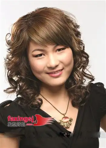 国字脸女生长发烫发发型改变脸部形象5