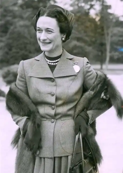 辛普森夫人:若长得不美貌,那就穿得漂亮