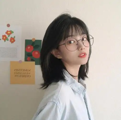 2023年流行的披肩短发时髦又显脸小圆脸女孩也适合剪