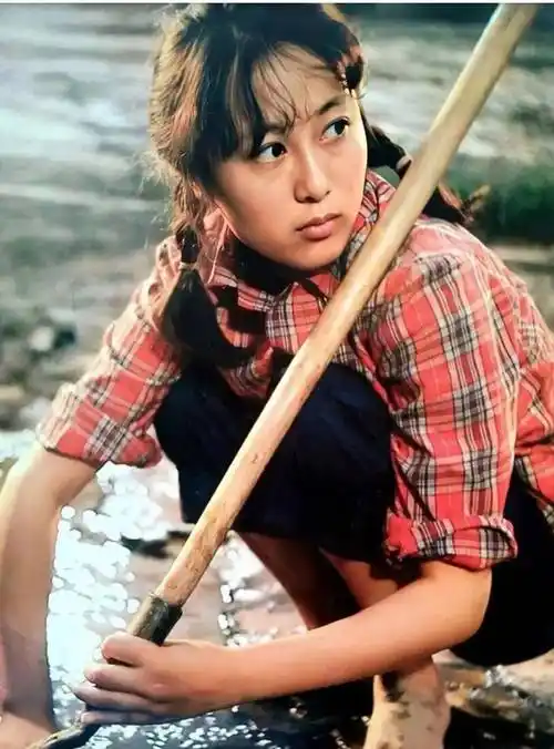 她是电影《人生》中的刘巧珍 事业巅峰时为爱隐退影坛幸福美满_吴玉芳