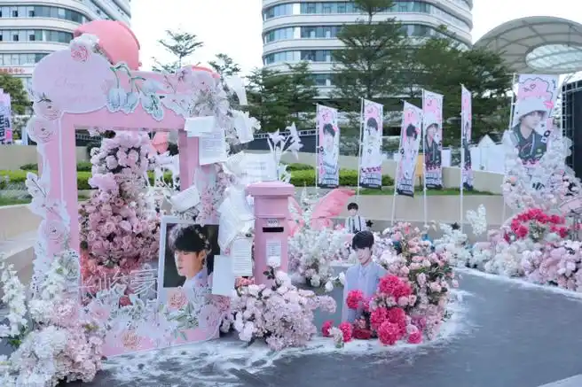 张峻豪超话90#三代唯一鼓手张峻豪#【花墙应援返图】粉色缠绕心跳