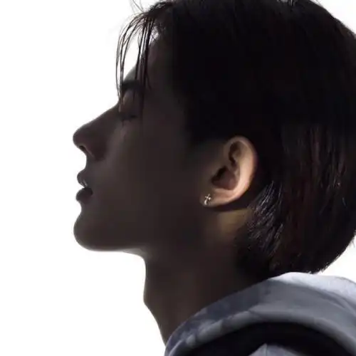 成功男人的时尚帅哥头像侧面霸气