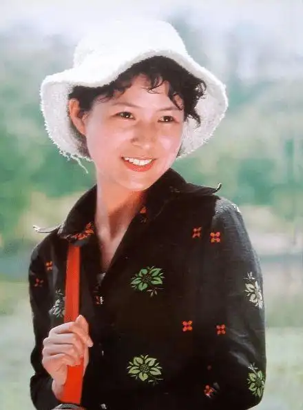 上海一家人李羚在车库中结婚与大13岁初恋恩爱38年