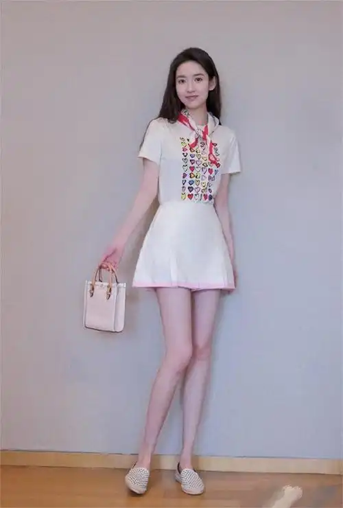 作为演艺界的女士,其成就往往不仅取决于艺术造诣,还与外貌和体态密切