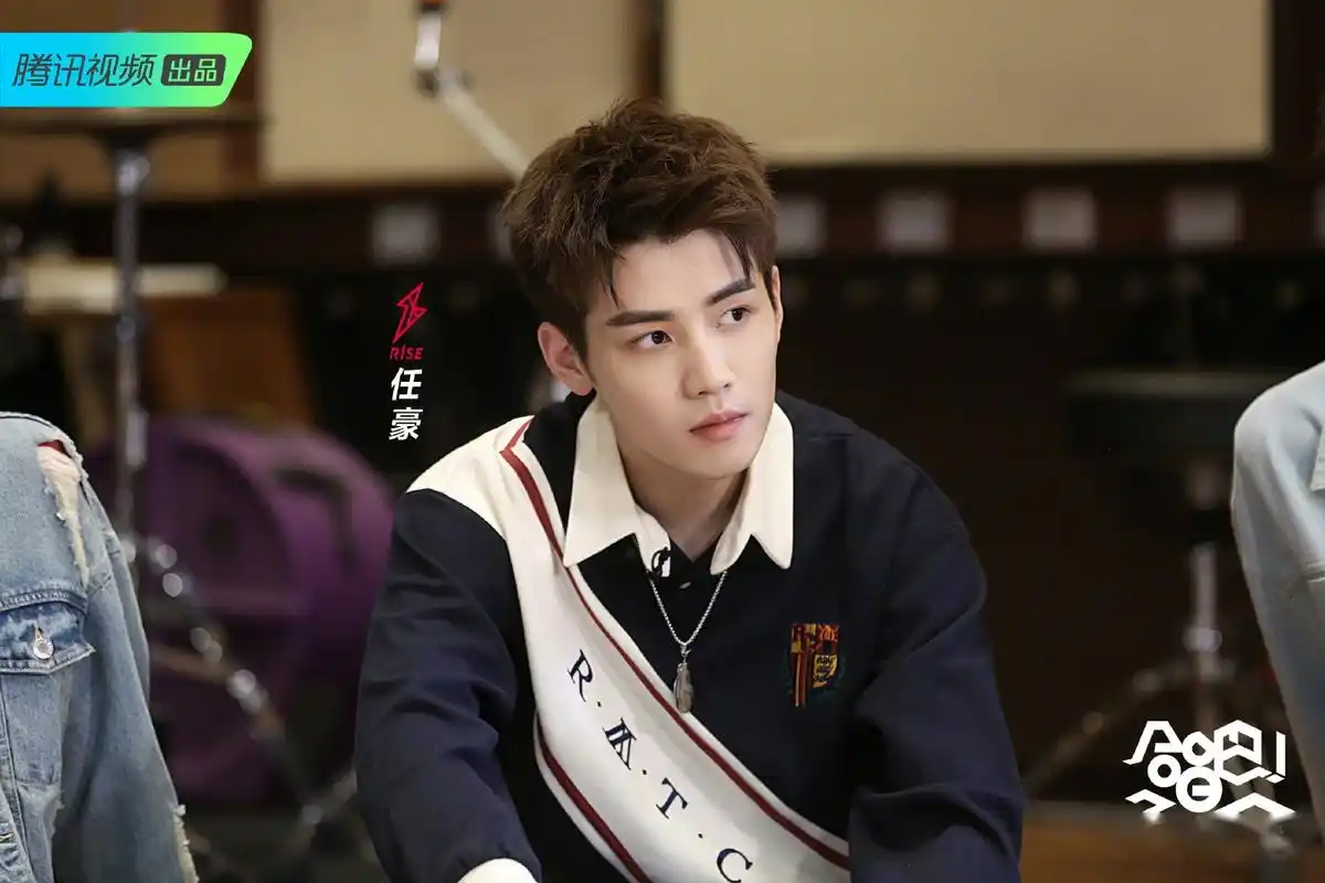 第二波帅帅气气的r1se剧照也来啦赤子少年们乘风破浪而来,在r1se合唱