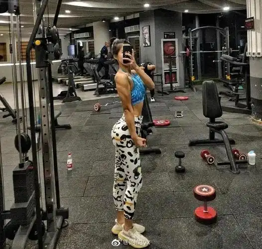 00后辣妹身材火辣,线条紧致,这比例太猛了…|腰臀|健身|马甲线|好身材