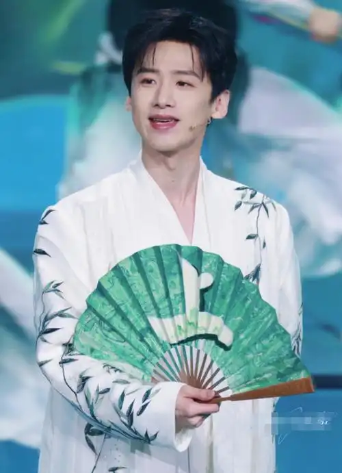 白敬亭高清彩排曝光,走位跟播出一致,两个版本引热议_腾讯新闻