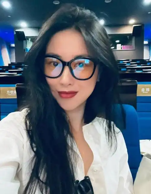 朱珠晒开学典礼随拍 穿白衬衫知性干练