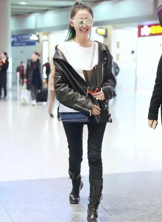 这是害羞了吗,拿玫瑰遮住脸