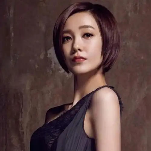 短发美女御姐风