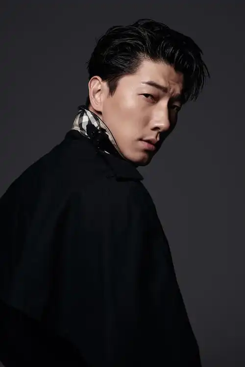 张亮全新写真曝光黑色风衣展儒雅精英风范