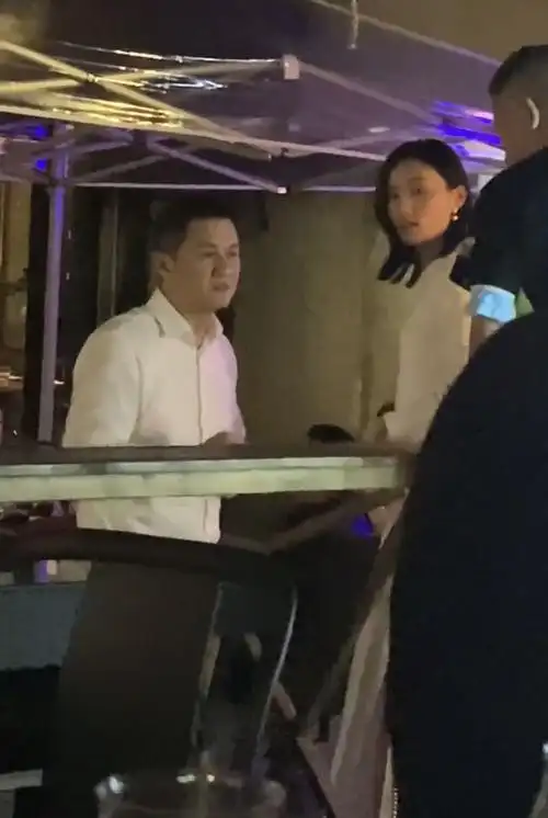 李亚鹏与女友海哈金喜穿情侣装现身餐厅,女方气质出众成现场焦点_男友