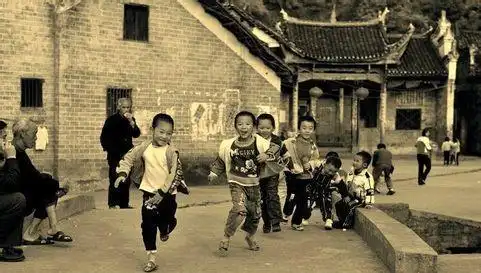 历史老照片,70年代的孩子真实的童年,没有太多玩具却很开心