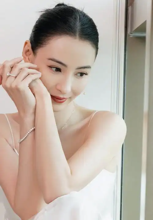 43岁张柏芝如何保持性感魅力?真尤物美艳依旧,看你顶不顶的住