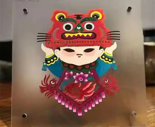 图为蔚县剪纸创意作品"虎头娃",冬奥会开幕式上,马兰花合唱团儿童服装