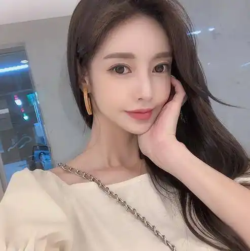 韩国网红模特孙允珠日常穿搭写真拍摄自拍照,精致妆容靓丽动人