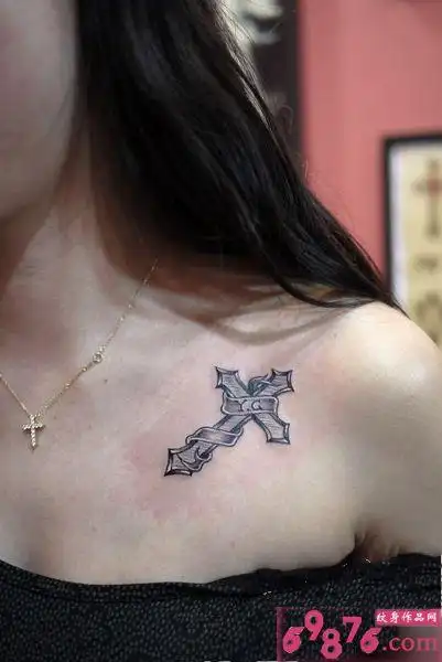 女生胸前时尚十字架纹身图片