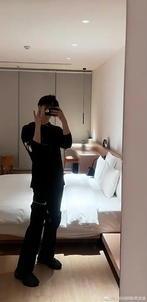 严浩翔的帅气自拍三宫格照片也来啦~好精致的一张脸好长好长的腿