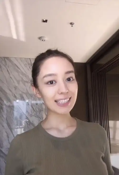 吉娜素颜丸子头清纯甜美自拍图片29