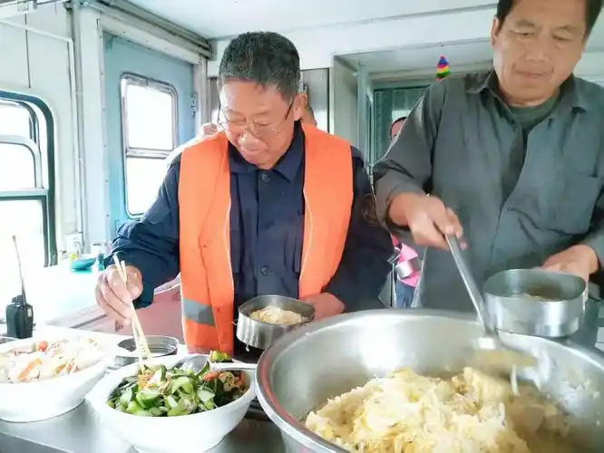 站段资讯工地盒饭格外香