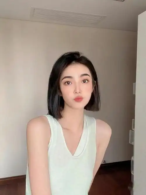 比较中规中矩的齐肩短发,则是方脸和大脸女孩不容易出错的发型之一