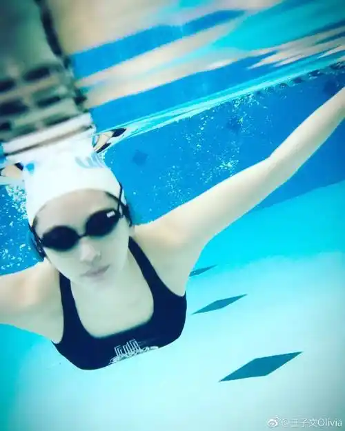 王子文经常游泳,游泳对于瘦身效果比跑步更明显,游泳会出大量倒汗