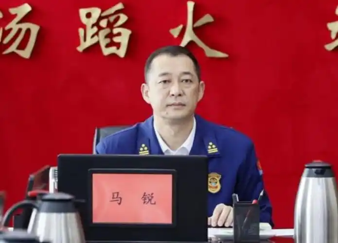 支队党委理论中心组成员参加学习,马锐支队长主持学习.