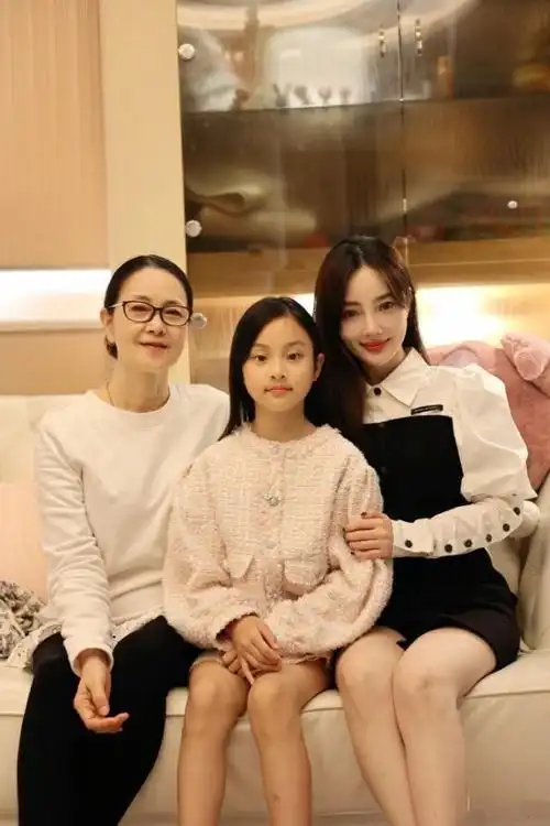 李小璐带女儿外出聚餐她穿背心短裙只顾自己美甜馨睡衣像跟班