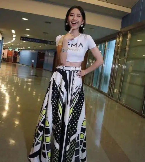 作为网拍模特出身的陈立冷在社交软件上发表了一张与林俊杰的亲密合照