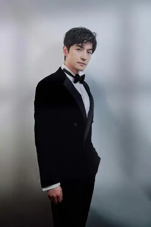 每次穿上西装都嘎嘎乱杀,我真的永远为胡歌的西装昏头