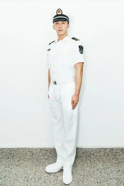 一身白色海军装造型的鲸鱼