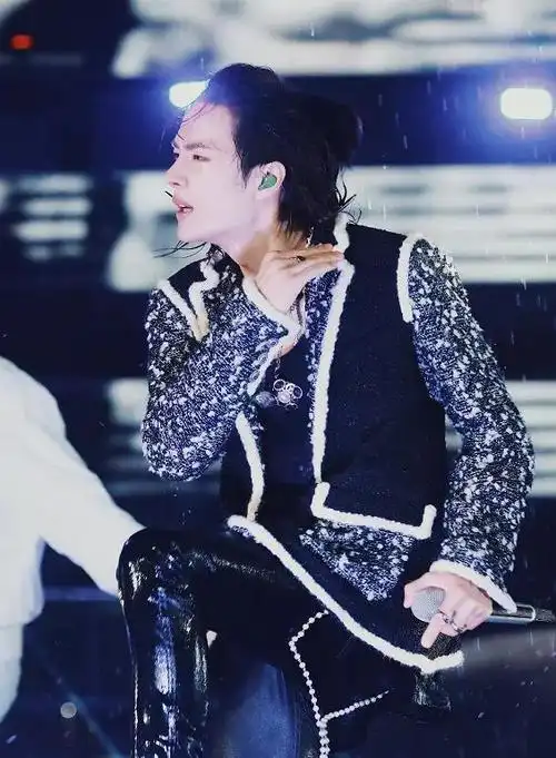 都说王一博水中跳舞很帅近镜头抓拍才看出他跳舞时的真实状态