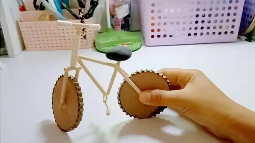 瓦楞纸制作的二八大杠自行车,关键是好玩又搞笑.