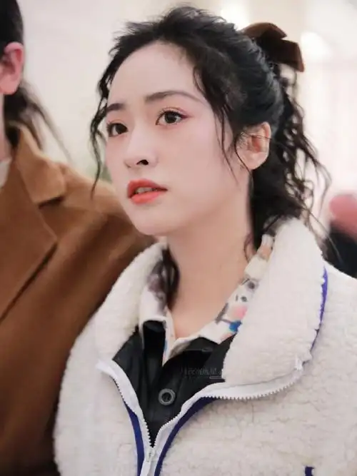 沈月卷发高马尾造型上班路透##沈月白色毛绒外套高马尾上班路透