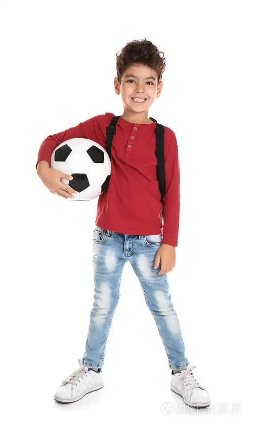 白色背景带足球的顽皮小男孩