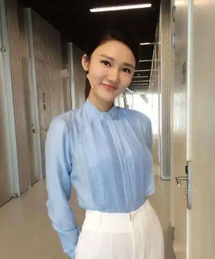 电视主持龙洋私下生活曝光,样子与台上反差大,吃一桌素菜没荤腥_李