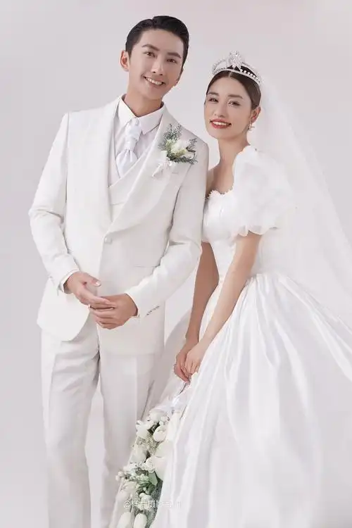 孟帅样片摄影的婚纱摄影作品《室内极简》