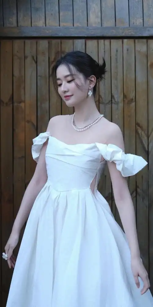 乔欣春日纸巾婚纱写真,一袭白色一字肩纱裙,是一眼沦陷的感觉